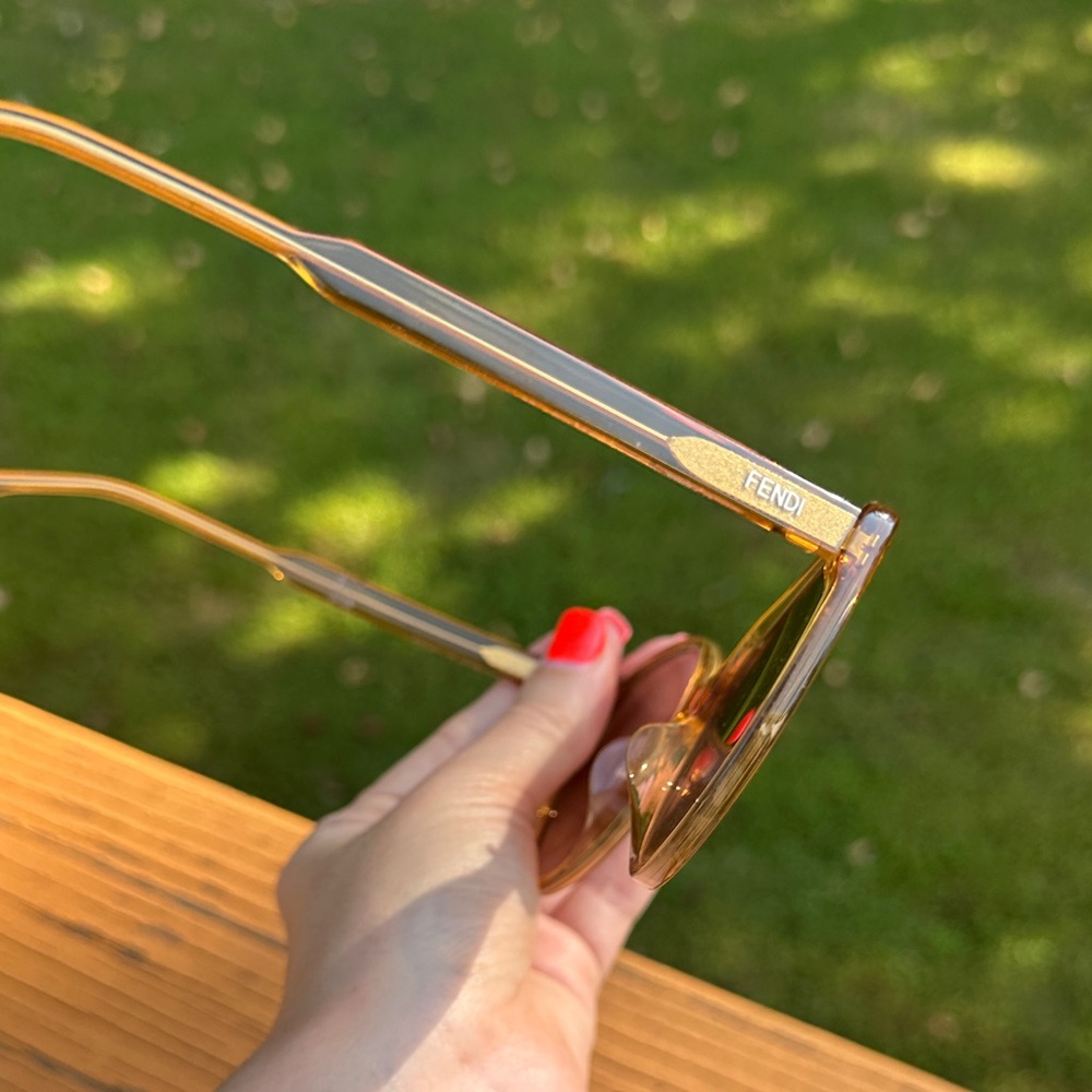 Fendi FE40029U Sunglasses - Picture 13 of 16